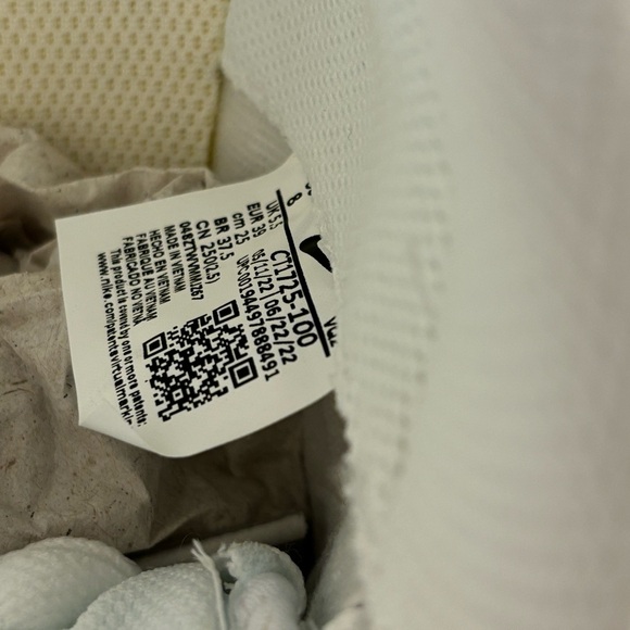 BNWOT Women’s Nike Court Royale 2 Mid Sneakers (White) - Picture 6 of 6